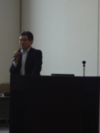 講演を行う三井物産株式会社の小林氏