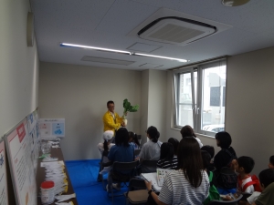 価格調整制度及び甘味資源作物について説明する様子