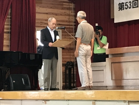 優秀集落の部で1位となった中熊集落の代表者への賞状授与