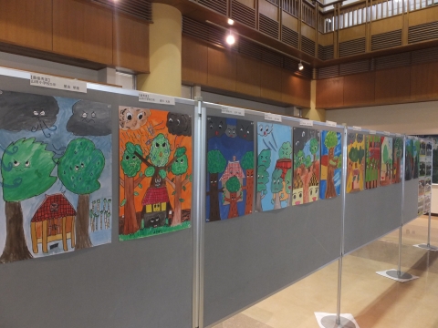 恩納村の小学生が描いたポスター原画展