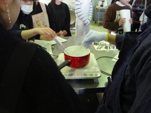 砂糖液を撹拌しながら加熱する様子