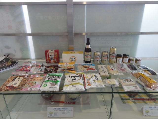 (写真2)かんしょでん粉利用食品の展示
