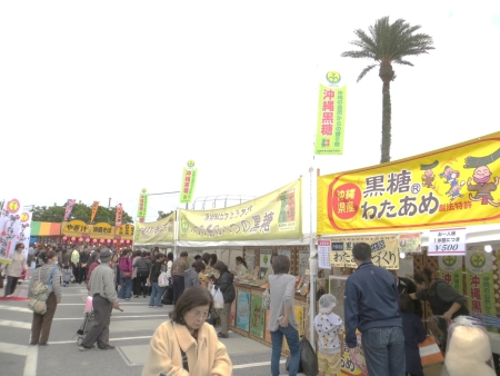 黒糖及び綿菓子の販売を行うブース