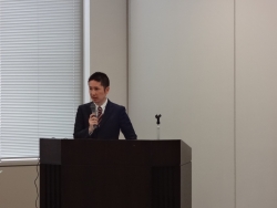 報告を行う当機構調査情報部の坂上