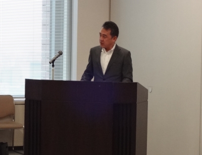講演を行う三菱商事株式会社の岡村氏