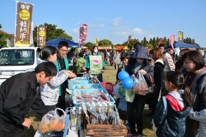 (写真4 盛況なイベントの様子)写真1-4提供:鹿屋市農林商工部農林水産課