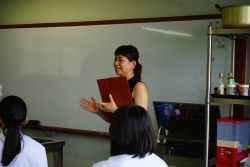(写真9 司会の重信氏)