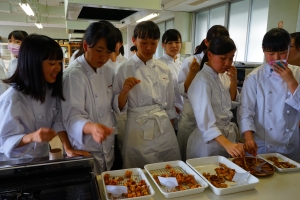(写真11 食べ比べの様子)