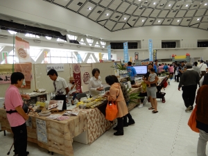 ドーム内での各事業者の出展の様子