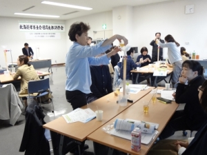 糖液の脱色体験の様子