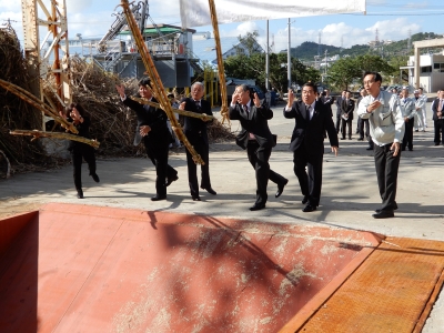 原料を投げ込み安全を祈願する関係者