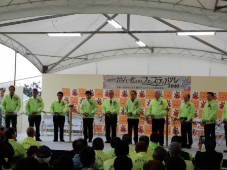 写真1 開会式でのテープカット