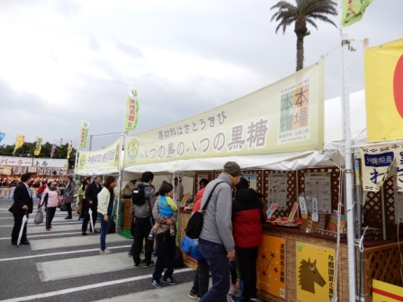 写真4 来場者で賑わう黒糖の試食や販売を行うブース