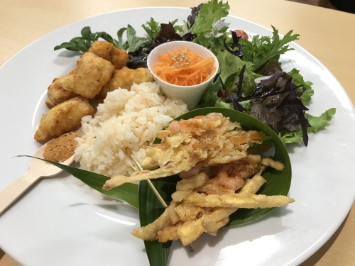 写真8 ワンプレートランチ、手前のかき揚げが「鹿児島いっぱいだがね〜」をSARUGGAがアレンジしたもの