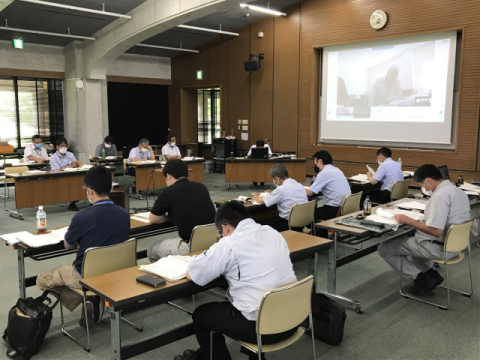 写真 Web会議システムを利用した本所での検討会の様子