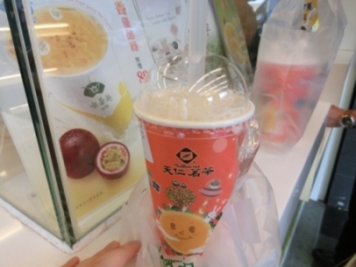 写真　台湾で販売されている店頭調製飲料の例