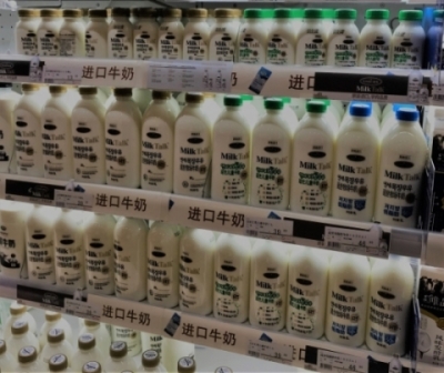 写真：北京市のスーパーマーケットで販売されている韓国産低温殺菌牛乳