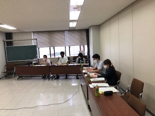 テレビ画面に写しだされる担当者に説明する鹿児島事務所所員
