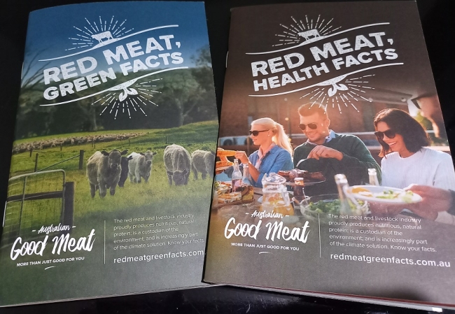 写真：Australian Good Meatの小冊子 。「Green Facts」（環境およびアニマルウェルフェアに関する事実）と「Health Facts」（食肉における健康や栄養面に関する事実）が盛り込まれている。