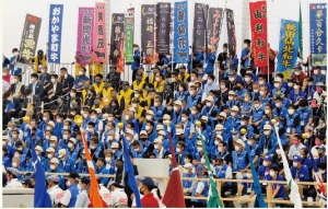 入場を見守る各道府県の応援団の皆さん