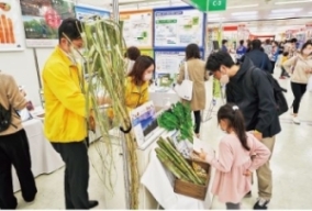 熱心に展示をご覧になる親子連れ