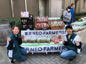 東京都内の新規就農者らで開催したマルシェにて （執筆者の川名氏（左））