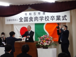 <卒業証書を授与する小原学校長>