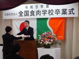 <農林水産省畜産局長賞を授与する猪口課長>