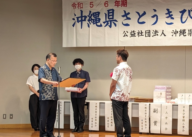 <理事長賞を授与する天羽理事長>